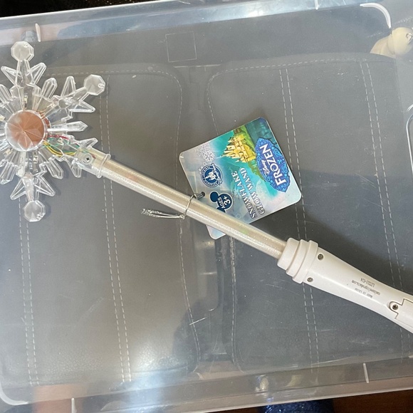 Disneys  FROZEN SNOWFLAKE GLOW WAND  NWT - Picture 2 of 15